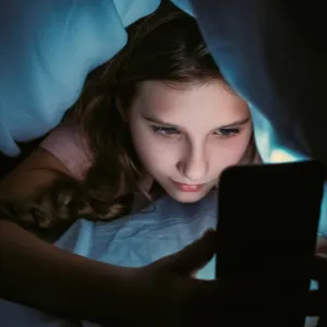 Australie : malgré l’interdiction des réseaux sociaux pour les moins de 16 ans, les jeunes restent exposés aux contenus violents
