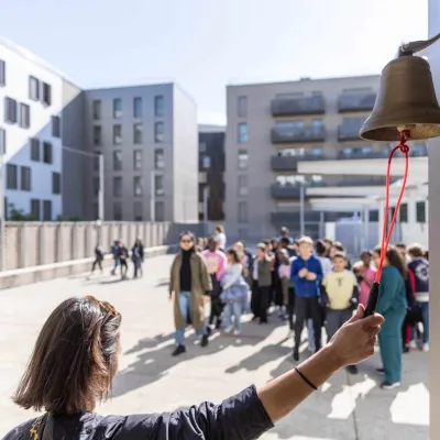 Accueillir les élèves dans la cour ou dans la classe ?