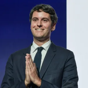 La com en poussière d’Attal