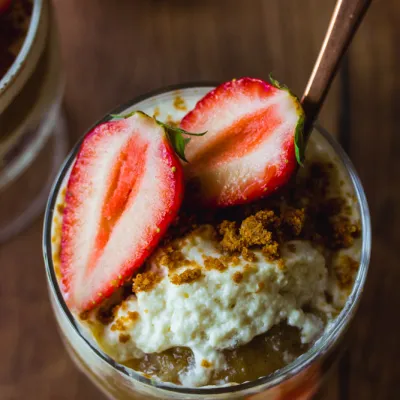 Tiramisu vegan à la rhubarbe et à la fraise