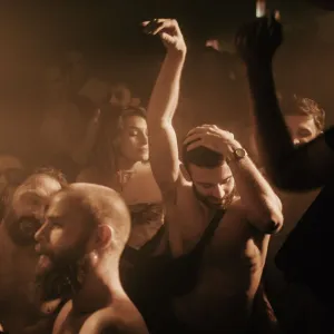 « Coucou », gouttes de sueur dans le cou