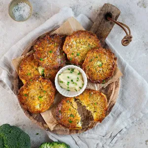 Galettes de brocoli au parmesan et mozzarella : croustillantes et irrésistibles !