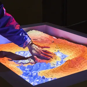 « Dans les plis des cartes », une expo pour arpenter des mondes alternatifs