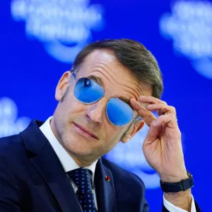 « For sure » : deux mots impromptus d’Emmanuel Macron à Davos devenus viraux sur Internet