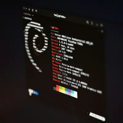 Debian 14 bloque désormais les paquets non reproductibles : un mur d’acier pour la sécurité de « Forky »
