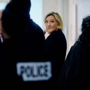 Au procès du RN, lourdes preuves et défense légère