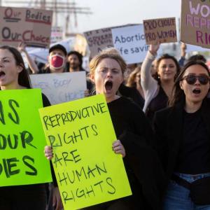 Droit à l’avortement : aux États-Unis, smartphones et applis se retournent contre les femmes