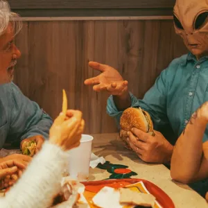 Et si l’extraterrestre, clé des imaginaires de l’espace, était une figure essentielle pour atterrir à nouveau sur Terre ?