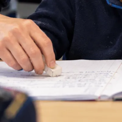 Faut-il gommer à la place d’un élève ? Le dilemme ordinaire des enseignants