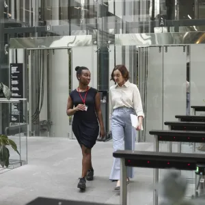 Inégalités femmes-hommes : le rythme de réduction de l'écart de revenus a "considérablement ralenti" en France, selon une étude