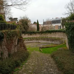 Miroir d'eau au square de l’Abreuvoir