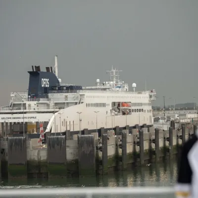 De Douvres à Calais, la déferlante des raids d’extrême droite
