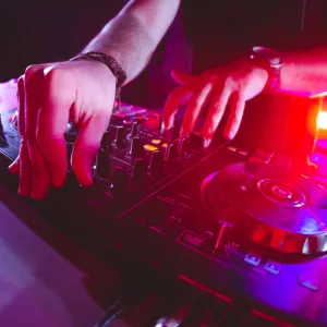 « Techno nazie » : sur TikTok, l’extrême droite déjoue la modération en musique