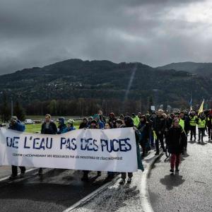 Contre l’accaparement de l’eau, des centaines de personnes ont manifesté devant l’entreprise STMicroelectronics en Isère