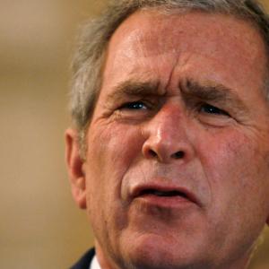 Un lapsus de George W. Bush qualifie l’invasion de l’Irak d’« injustifiée », avant de se reprendre et d’évoquer l’Ukraine