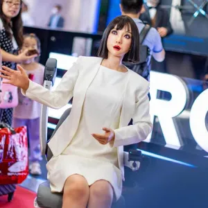 Le robot androïde d'une entreprise chinoise était en fait une femme dans un costume