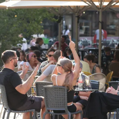 « Quand les gens appellent, ils demandent s’il y a la clim »  : restauration et canicule, la fin de la belle vie en terrasse ?