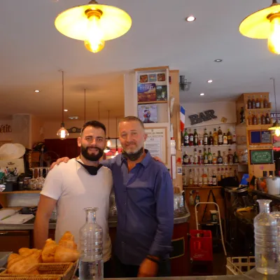 Petit déjeuner solidaire avec des voisins sans-abri.