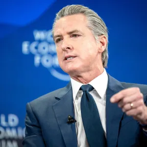 Le gouverneur de Californie lance une enquête sur TikTok après des accusations de censure de « contenus critiques envers Trump »
