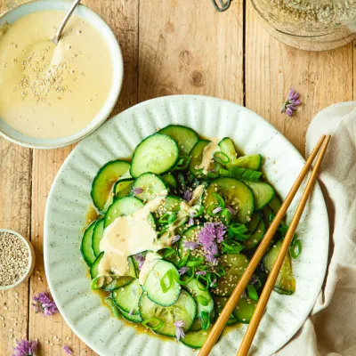 Salade à la sauce soja, au sésame et à la cacahuète