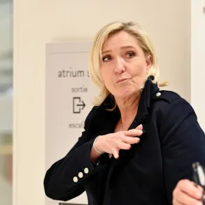 En allant à l’Élysée, Marine Le Pen se cogne sur le parquet