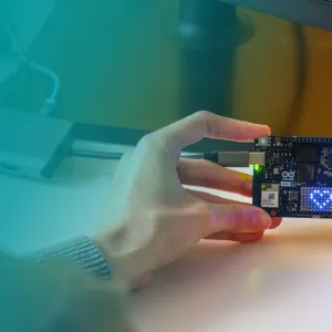 Qualcomm annonce l’acquisition d’Arduino et dévoile l’UNO Q : un tournant pour l’open source et l’IA embarquée