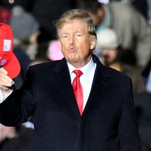 Trump vaque à ses inculpations