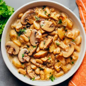 Casserole réconfortante aux haricots blancs et champignons