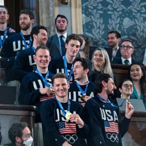 Plusieurs joueurs de l’équipe américaine de hockey font marche arrière après la blague sexiste de Trump