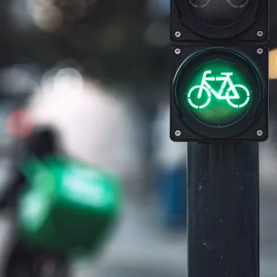 Le traitement médiatique des collisions tend à invisibiliser les automobilistes et à stigmatiser les cyclistes