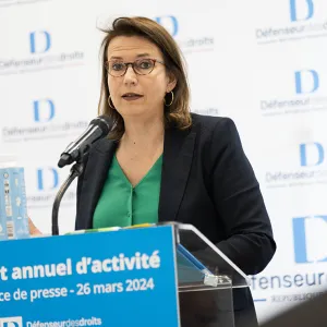 "Un fossé s'est creusé entre les usagers et les services publics", alerte la Défenseure des droits dans son rapport annuel