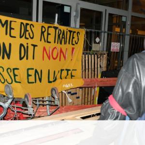 Contre la réforme des retraites, une quarantaine d'étudiants bloquent un bâtiment de l'Université