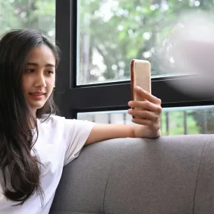 Réseaux sociaux : une semaine de pause améliore l’estime de soi des jeunes filles - Next