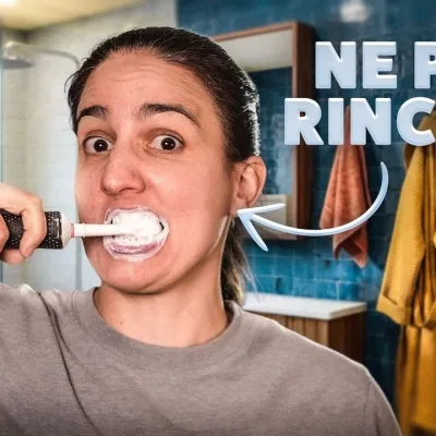 Votre dentiste veut que vous gardiez le dentifrice dans la bouche