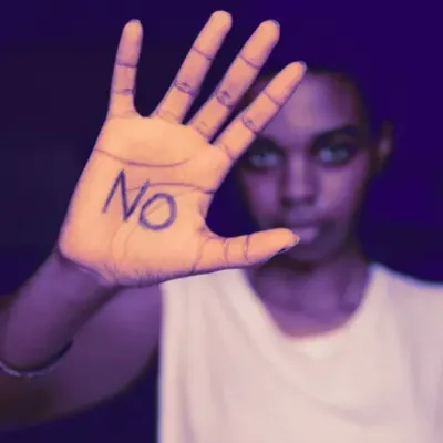 De l'enthousiasme à la méfiance : de plus en plus de jeunes rejettent l'IA