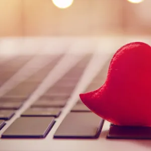 Amoureux d’une IA : les romances numériques transforment les attentes des adolescents