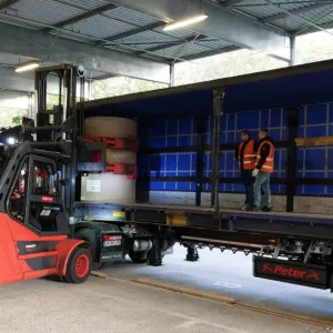 Les bobines de papier de trois tonnes de Blue Paper voguent sur le Rhin