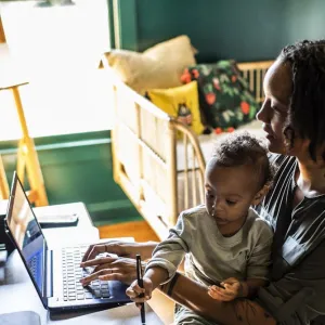 C’est en ayant moins d’enfants que les femmes ont réduit l’écart salarial avec les hommes