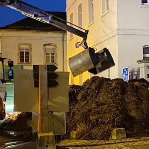 Strasbourg : des agriculteurs déversent une montagne de fumier et bloquent la cité administrative