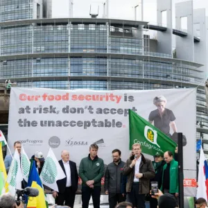 Devant le Parlement européen, une centaine d’agriculteurs s’inquiètent d’une possible réforme de la PAC