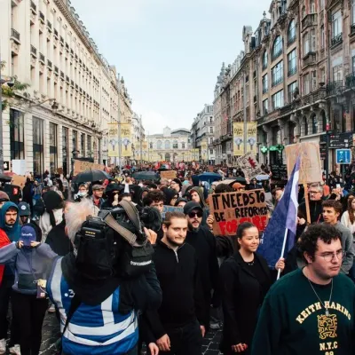 Solidarité, mariés acclamés, orchestre sous les lacrymos ... Sur les réseaux sociaux, un autre récit du 17 octobre