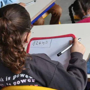 L'écart entre les filles et les garçons face aux mathématiques apparaît en quelques mois dès l'école primaire, selon une étude