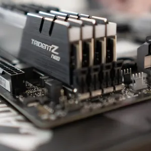 RAM : Micron dit ne pas abandonner le grand public et prédit des tensions jusqu’en 2028