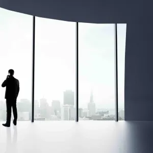 « Fabrique de l'incompétence », obsolète, tyrannique : le monde de l’entreprise a-t-il encore un avenir ?