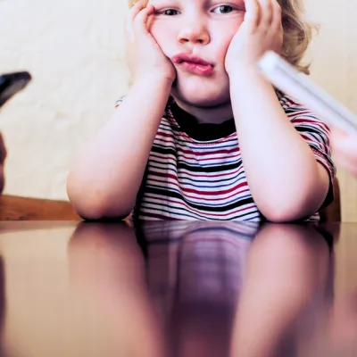 « Technoférence » : comment décrocher de son téléphone face à son enfant ?