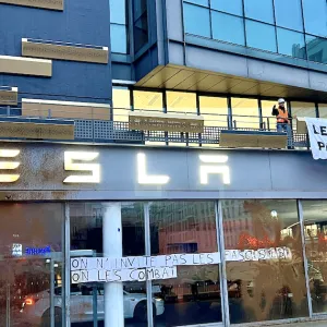 «Il n’y a pas d’écologie sans lutte contre le fascisme» : des activistes visent le siège de Tesla en France, propriété d’Elon Musk