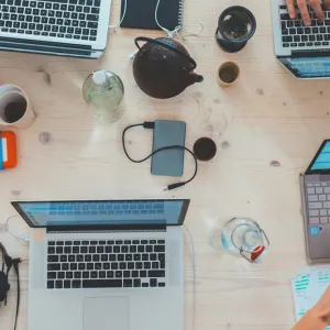 Téléphone, mail, notifications… : comment le cerveau réagit-il aux distractions numériques ?