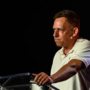 Peter Thiel à l’Académie des sciences morales et politiques pour parler de l’Antéchrist devant un groupe de travail sur la démocratie