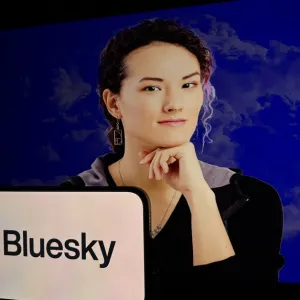 Jay Graber, la patronne du réseau social Bluesky qui fait trembler Elon Musk