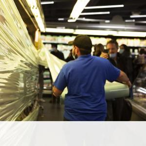 Des agriculteurs emballent les rayons du Leclerc Rivetoile pour une revalorisation de leurs productions